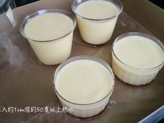11、焦糖卡仕达布丁????,烤盘中倒入深约1cm50度以上的热水
