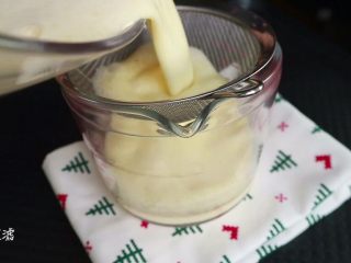 9、焦糖卡仕达布丁????,将搅拌均匀的蛋液过滤一次