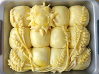 19、原味麦香小面包,将太阳摆在合适的位置后，表面刷蛋液。