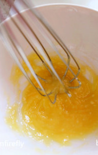 2、法式奶油蘑菇汤,搅拌均匀成糊状