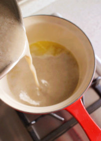 15、法式奶油蘑菇汤,小火融化后,将搅打好的浓汤倒入锅中