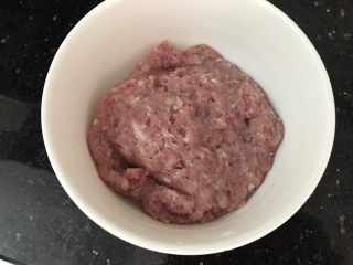 1、玉子凤尾虾球,瘦肉先剁成肉末