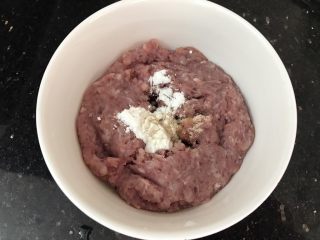 2、玉子凤尾虾球,加入少许酱油，香油，盐，玉米淀粉，胡椒粉，搅拌安均匀后放置一边备用