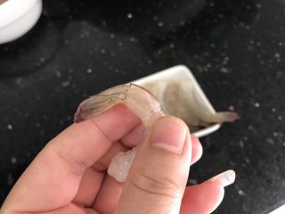 3、玉子凤尾虾球,注意：虾仁剥壳最后一节壳最好留下，（就是不剥掉）这样利于成品定型哟