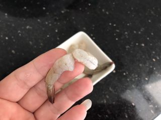 4、玉子凤尾虾球,我认为虾仁还是太了一点，为了好包肉球，把前端虾肉前下，只留尾段1/2就好了