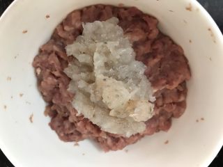 5、玉子凤尾虾球,煎下的虾仁剁碎加到肉末里搅拌均匀备用，不浪费也很美味