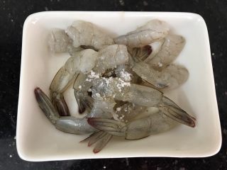 6、玉子凤尾虾球,尾部部分加几滴料酒，少许盐，胡椒粉搅拌均匀腌一下