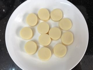 8、玉子凤尾虾球,切薄段码进盘子里