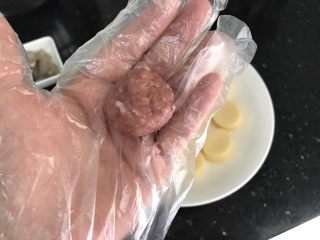 9、玉子凤尾虾球,揪一小团肉末，左右两手交替摔打至表面平滑，搓圆