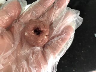 10、玉子凤尾虾球,中间戳个小窝