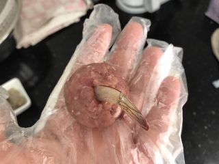 11、玉子凤尾虾球,把虾仁放进小窝里，捏紧，带硬壳部分外露