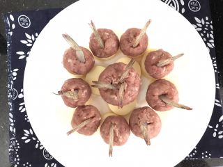 12、玉子凤尾虾球,全部做好整齐码在玉子豆腐上