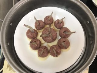 13、玉子凤尾虾球,蒸锅水开后，放进去，加盖蒸10分钟