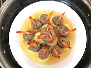 14、玉子凤尾虾球,蒸好后拿出来