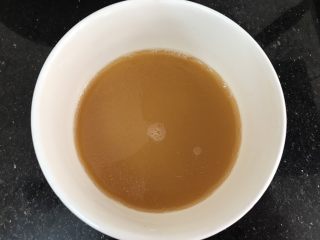 15、玉子凤尾虾球,把盘子里的水倒进小碗里，加几滴酱油，一点点糖，玉米淀粉搅拌均匀（如果汤汁太少可以加点清水）