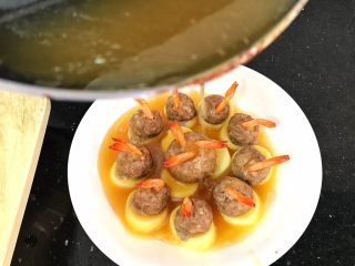 17、玉子凤尾虾球,再后均匀淋在虾球上就????啦