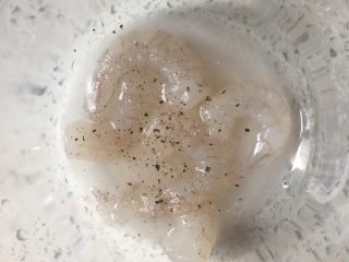 1、牛油果虾仁意面,1️⃣ 虾仁????解冻，去黑线。加入适量淀粉水、盐、黑胡椒粒腌制20分钟。