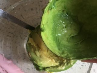 3、牛油果虾仁意面,3️⃣ 用勺子????挖出整个牛油果，按成果泥。（我没有用搅拌机搅拌，直接按有颗粒，看起来颜值高）
