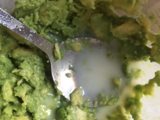 4、牛油果虾仁意面,4️⃣ 倒入少量牛奶进牛油果泥，大致成粘稠状。
