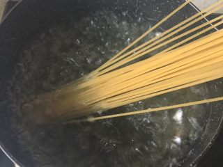 7、牛油果虾仁意面,7️⃣ 热水烧开，下入适量意面????，煮8-10分钟，捞出过3 4遍冷水，沥干。
