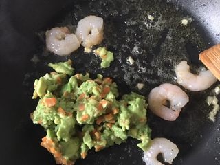 10、牛油果虾仁意面,???? 倒入牛油果泥，翻炒，搅拌均匀。