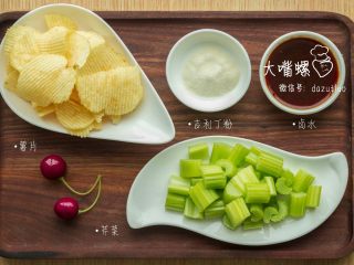 1、蜜汁果冻爽过葛优瘫,将制作所需食材卤水，薯片，芹菜，吉利丁粉准备待用。（这里的卤水用的是华螺袋袋卤汁 很卤的卤汁~）