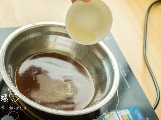 4、蜜汁果冻爽过葛优瘫,倒入吉利丁粉。（一边倒入可以一边搅拌，搅拌到手断为止！（开个玩笑啦）