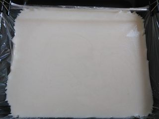 7、桂花糕,倒入铺好保鲜膜的模具里,也可以直接用其他耐高温的容器,室温下静置40分钟