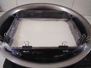 8、桂花糕,面糊上盖上一层保鲜膜,用夹子固定一下,盖上盖子,大火蒸25-30分钟