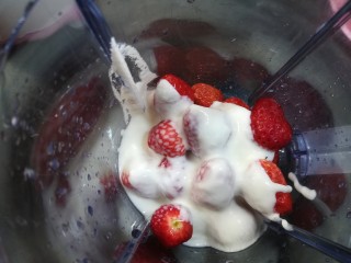 5、草莓布丁,加入酸奶和细砂糖。