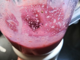 6、草莓布丁,启动料理机打成汁。