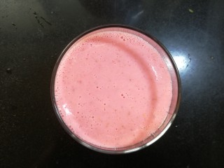 7、草莓布丁,倒入容器中，隔热水或微波炉加热至微温待用。