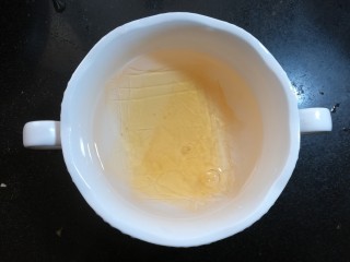 8、草莓布丁,吉利丁放入凉白开中浸泡一、二分钟至软化。