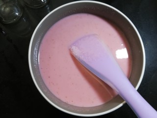 11、草莓布丁,搅拌均匀。