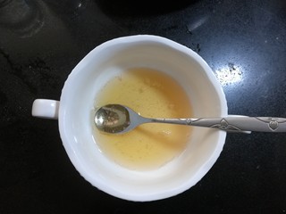 9、草莓布丁,隔热水融化成液体状。