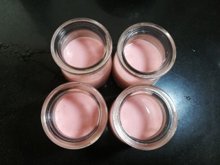 12、草莓布丁,倒入布丁瓶，如果不放草莓碎，可以做三个一百毫升的满瓶。