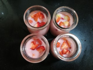 14、草莓布丁,这样在吃的时候，可以吃到大的草莓果粒，口感更丰富。