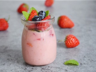 16、草莓布丁,等约2小时凝固后加上一些装饰就可以了。