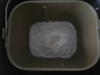 1、贝果三明治,将面粉，牛奶，8克糖，盐以及酵母倒入面包机内，选择搅拌键，十五分钟！