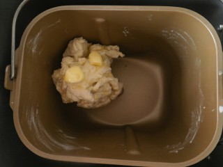 2、贝果三明治,十五分钟结束后。加入软化的黄油。继续搅拌十分钟左右