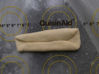 5、贝果三明治,面片上下往中间叠，如图