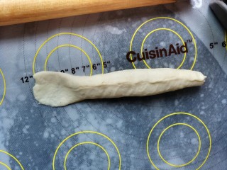 7、贝果三明治,面条的一头用擀面杖压扁