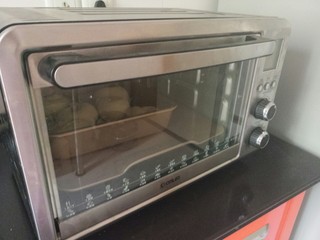 9、贝果三明治,所有的贝果整形好之后送入烤箱，烤箱开发酵档，设置10分钟。十分钟结束后，在让贝果利用余温发酵20到30分钟。千万不要发酵太久，只要贝果稍微膨胀大一点就可以了。