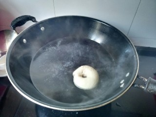 11、贝果三明治,将发酵好的贝果下锅，每一面都煮个30秒即可（烤箱预热172度）