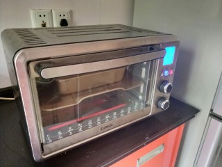 12、贝果三明治,控干水之后，送入烤箱172度烤18——20分钟。（温度仅供参考，因为每家烤箱温差都不一样）