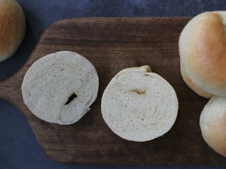 13、贝果三明治,贝果做好后可以直接吃，也可以用来做成三明治，当早餐，我们先将做好的贝果切开