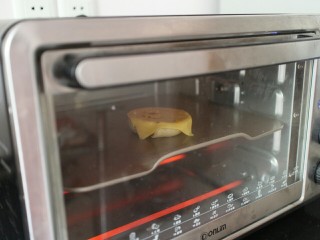 14、贝果三明治,在上面放一片芝士片，然后送入烤箱，开上火，155度烤3分钟