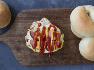 15、贝果三明治,取出后在上面接着在放上一片煎好的鸡蛋和火腿片，最后在挤上喜欢的酱汁，在盖上另一半片贝果就大功告成啦