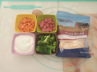 12、酸奶芝士派,派皮烘烤期间，准备好馅料材料。