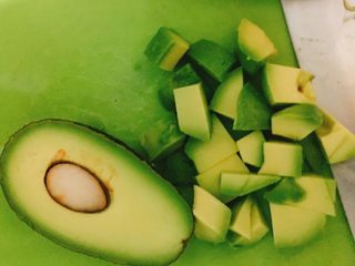 3、烤南瓜????沙拉,烤的空挡牛油果切丁。